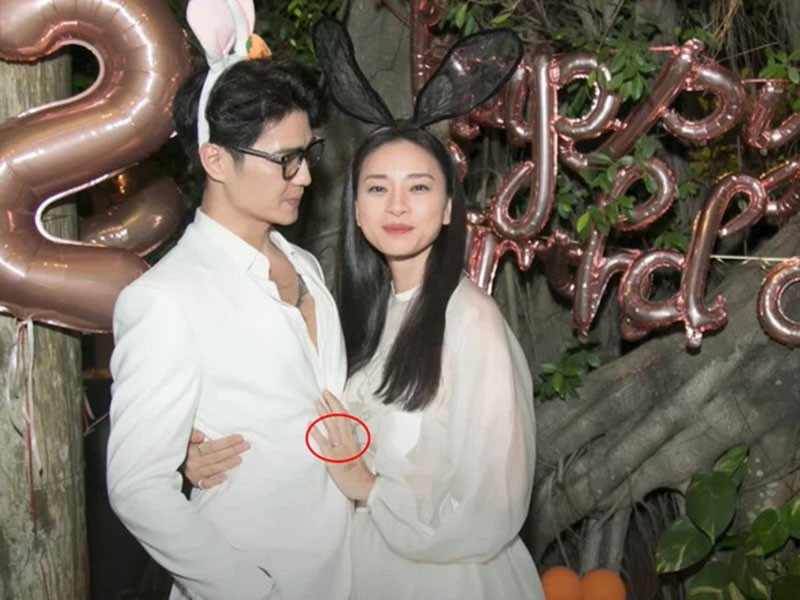 Cách đây ít ngày, Ngô Thanh Vân tình tứ ôm Huy Trần trong bữa tiệc sinh nhật bên bạn bè. Cô còn bày tỏ bản thân rất hạnh phúc vì có Huy Trần ở bên.