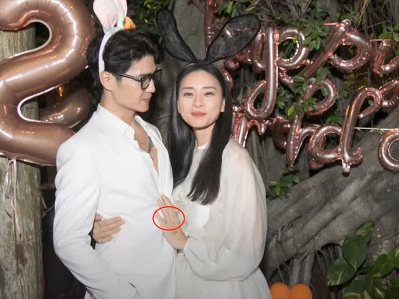 Cách đây ít ngày, Ngô Thanh Vân tình tứ ôm Huy Trần trong bữa tiệc sinh nhật bên bạn bè. Cô còn bày tỏ bản thân rất hạnh phúc vì có Huy Trần ở bên.