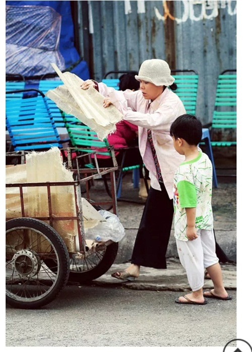 Thương mẹ vất vả, khi lớn lên, Việt Hương làm nhiều công việc khác nhau từ ca hát, biểu diễn tới dọn dẹp, phụ bàn. Hai mẹ con nương tựa nhau mà sống rồi tháng ngày khó khăn cũng trôi qua.