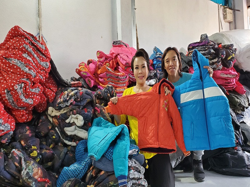 Được cho là đại gia ngầm, Việt Hương phủ nhận. “Tôi nghĩ là mọi người yêu quý mình nên nói vậy thôi. Mình giàu thì có người khác giàu hơn, nên tôi vừa cố gắng kiếm tiền, vừa giúp đỡ cho những người kém may mắn hơn mình”, cô chia sẻ trên Vietnamnet.