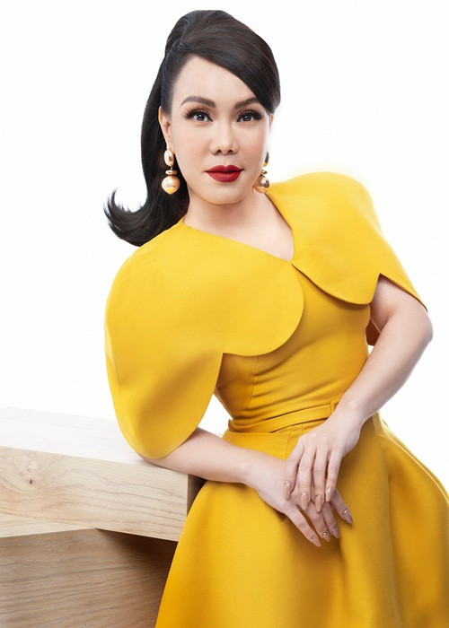 Theo nguồn tin, Việt Hương được nhà sản xuất trả cát sê 80 triệu đồng cho một buổi làm giám khảo gameshow. Ngoài ra, cô còn có cát sê 1 tỷ đồng cho vai diễn trong phim điện ảnh.