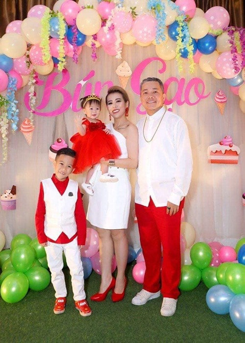 Sau bao sóng gió, Hoàng Mèo và Ngọc Trâm giữ được tổ ấm hạnh phúc bên hai con: một trai, một gái.