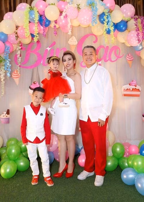 Sau bao sóng gió, Hoàng Mèo và Ngọc Trâm giữ được tổ ấm hạnh phúc bên hai con: một trai, một gái.