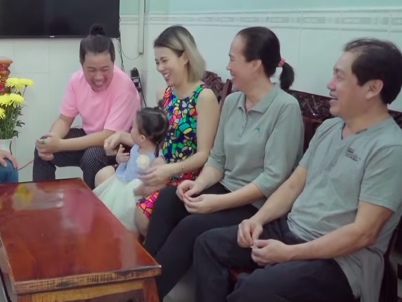 Khi mới cưới, vợ chồng Hoàng Mèo ở riêng. Tuy nhiên, vì cuộc sống vất vả, bố mẹ vợ của nam diễn viên lại thương hai con nên Hoàng Mèo quyết định ở rể. Nam diễn viên phim "Bố già" cho biết, chuyện đi ở rể anh coi giống như đi du lịch. Ảnh: HTV