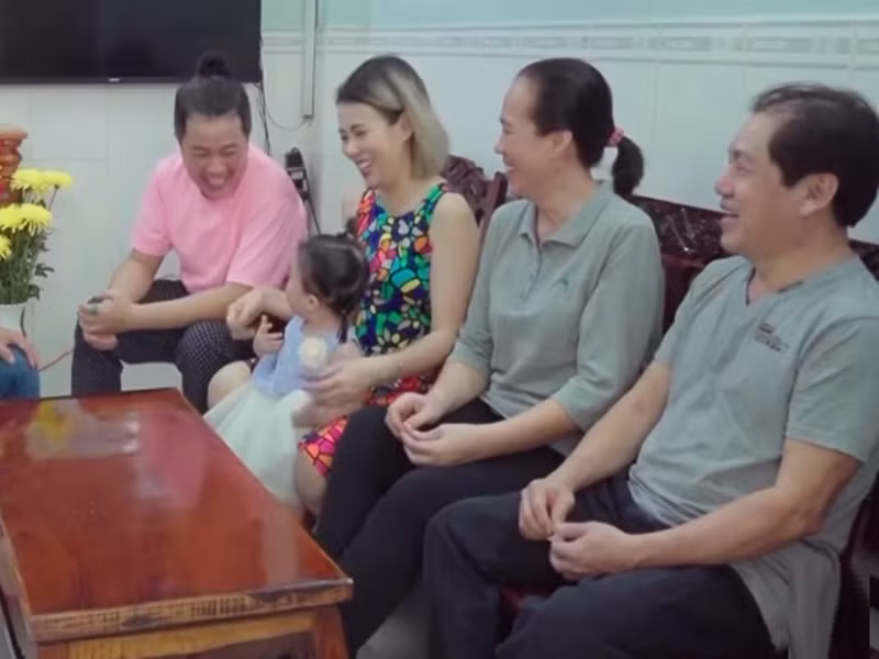 Khi mới cưới, vợ chồng Hoàng Mèo ở riêng. Tuy nhiên, vì cuộc sống vất vả, bố mẹ vợ của nam diễn viên lại thương hai con nên Hoàng Mèo quyết định ở rể. Nam diễn viên phim "Bố già" cho biết, chuyện đi ở rể anh coi giống như đi du lịch. Ảnh: HTV