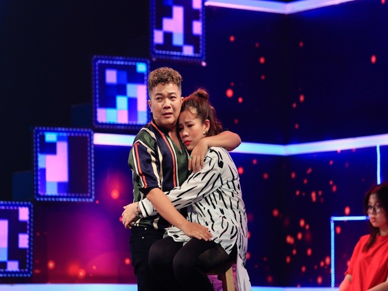 Trong các chương trình, nhờ có cơ hội trải lòng, Hoàng Mèo và Ngọc Trâm hiểu nhau hơn. Nam diễn viên nhận ra bản thân ít dành cho vợ sự lãng mạn còn Ngọc Trâm cũng thừa nhận mình là người cứng đầu, ngông cuồng. Ảnh: Dân Việt