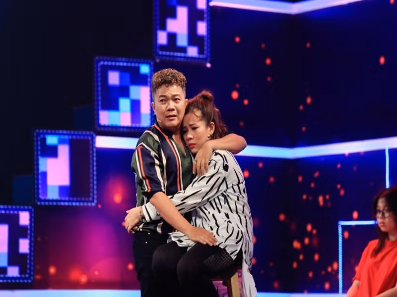 Trong các chương trình, nhờ có cơ hội trải lòng, Hoàng Mèo và Ngọc Trâm hiểu nhau hơn. Nam diễn viên nhận ra bản thân ít dành cho vợ sự lãng mạn còn Ngọc Trâm cũng thừa nhận mình là người cứng đầu, ngông cuồng. Ảnh: Dân Việt