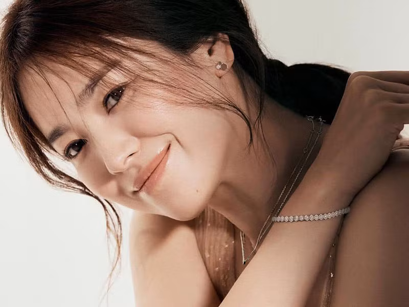 Với dự án phim truyền hình “Now, we are breaking up”, Song Hye Kyo vào vai Ha Young Eun. Nhân vật này là một người theo chủ nghĩa thực tế với trái tim lạnh lùng nhưng thông minh.
