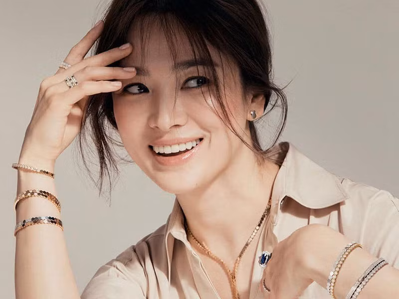 Là một nhà thiết kế thời trang 38 tuổi, nhân vật Ha Young Eun của Song Hye Kyo luôn chăm chút bản thân, không giấu tham vọng trong nghề và không lãng phí thời gian vì đàn ông, cũng không có hứng thú với đàn ông. Nhiều fan rất ngóng chờ dự án phim ảnh đầu tiên của Song Hye Kyo sau khi cô khi ly hôn.