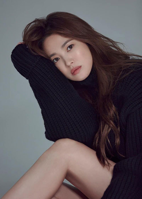 Dù bước sang tuổi 40, nữ diễn viên phim "Hậu duệ mặt trời" vẫn có mặt trong top mỹ nhân sở hữu vẻ đẹp không tuổi của showbiz Hàn.