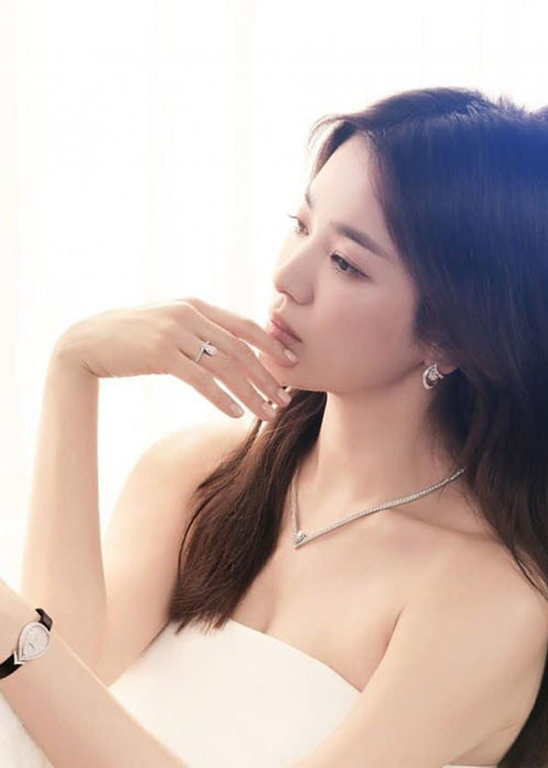 Sau khi xác nhận trở lại màn ảnh nhỏ, vợ cũ của Song Joong Ki tung loạt ảnh gợi cảm.