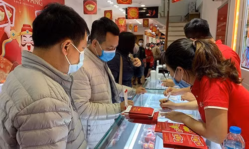 Gia vang hom nay 6/3: Tuan thu 3 lien tuc giam gia-Hinh-2