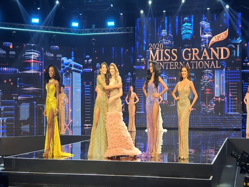 Kết thúc phần thi thuyết trình, top 5 chung cuộc lộ diện gồm: Người đẹp đến từ Mỹ, Brazil, Indonesia, Guatemala và Philippines.