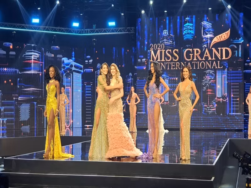 Kết thúc phần thi thuyết trình, top 5 chung cuộc lộ diện gồm: Người đẹp đến từ Mỹ, Brazil, Indonesia, Guatemala và Philippines.