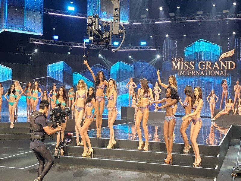 Sau phần thi trang phục dạ hội, danh sách top 10 được công bố gồm: Malaysia (giải Miss Popular Vote), CH Czech, Puerto Rico, Mỹ, Thái Lan, Guatemala, Argentina, Brazil, Indonesia và Philippines.