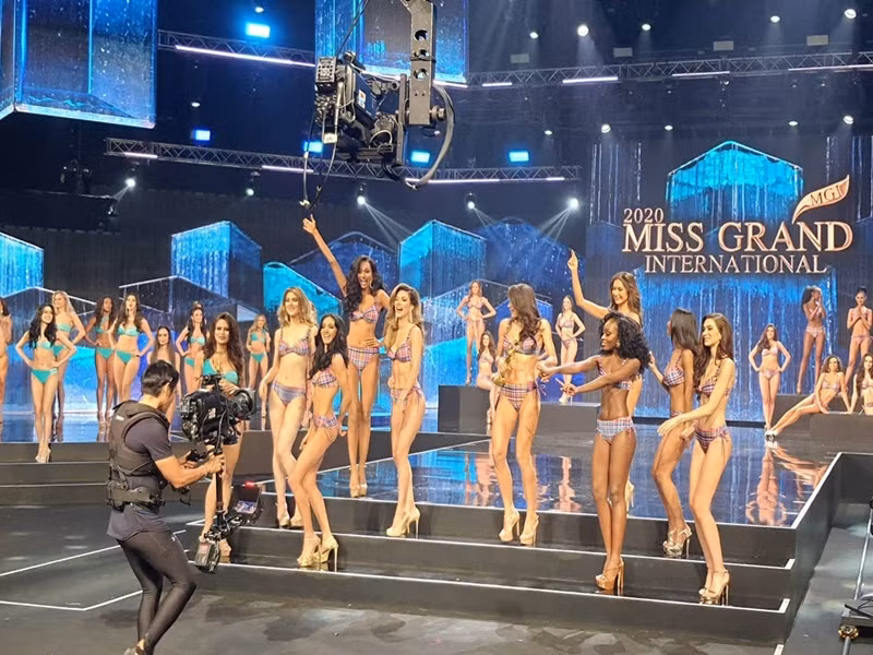 Sau phần thi trang phục dạ hội, danh sách top 10 được công bố gồm: Malaysia (giải Miss Popular Vote), CH Czech, Puerto Rico, Mỹ, Thái Lan, Guatemala, Argentina, Brazil, Indonesia và Philippines.