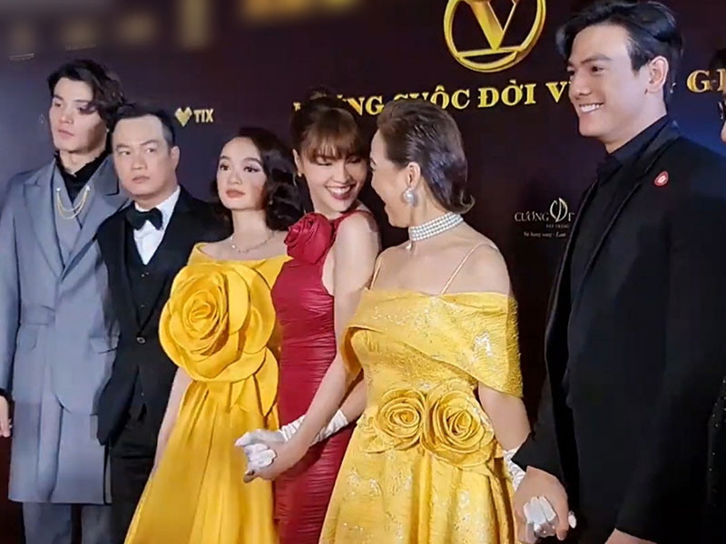 Lan Ngọc vui vẻ xuất hiện bên dàn diễn viên phim sau tin đồn tai bay vạ gió. Ảnh: Vietnamnet