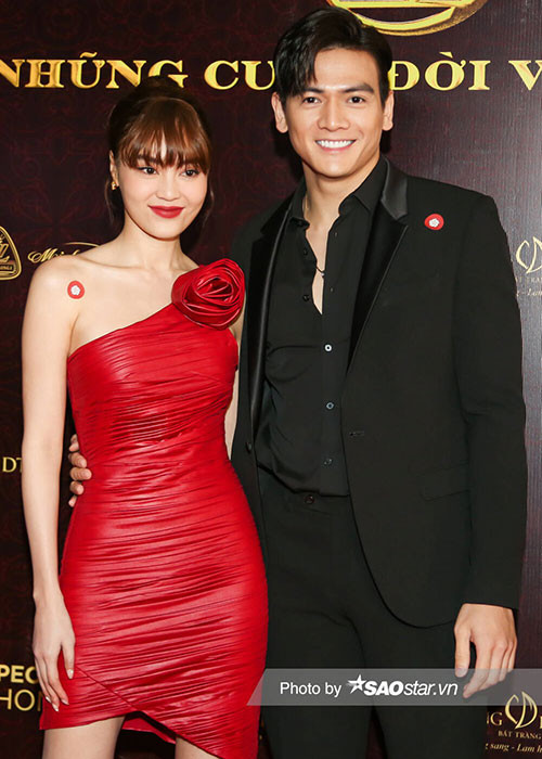 Nữ diễn viên rạng rỡ bên Lê Xuân Tiền tại sự kiện. Ảnh: Saostar