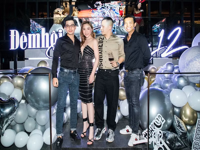 Khắc Tiệp cho biết, khi Quỳnh Thư muốn bỏ tiền vào ngân hàng lấy xe ra, thì Hải Dương nói đó là xe của công ty Hải Dương. Ông bầu tố Hải Dương bịa đặt anh nợ tiền cô để trốn tránh trả xe cho Quỳnh Thư. Quỳnh Thư cũng tố Hải Dương có thái độ không hợp tác khi cô yêu cầu làm giấy ủy quyền sang tên xe.