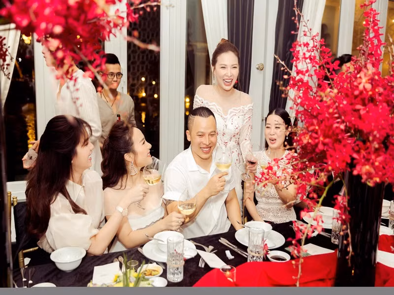 Theo ông bầu, năm 2016, anh mua chiếc Mercedes S400 và được công ty của Hải Dương đứng tên vay ngân hàng. Năm 2017, Khắc Tiệp chuyển nhượng xe cho Quỳnh Thư. Vì không còn tin tưởng Hải Dương nên Khắc Tiệp luôn nhắc nhở Quỳnh Thư sang tên xe. Thế nhưng, Quỳnh Thư vẫn chủ quan chưa thực hiện dù đã đóng gần 3 tỷ cả lãi lẫn gốc.