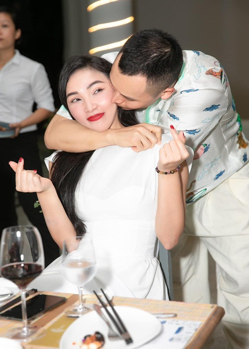 Quỳnh Thư và Khắc Tiệp từng quấn quýt trong nhiều sự kiện.