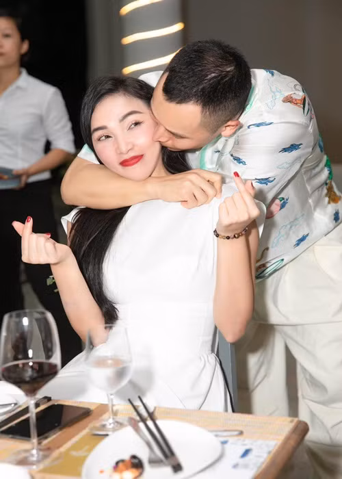 Quỳnh Thư và Khắc Tiệp từng quấn quýt trong nhiều sự kiện.