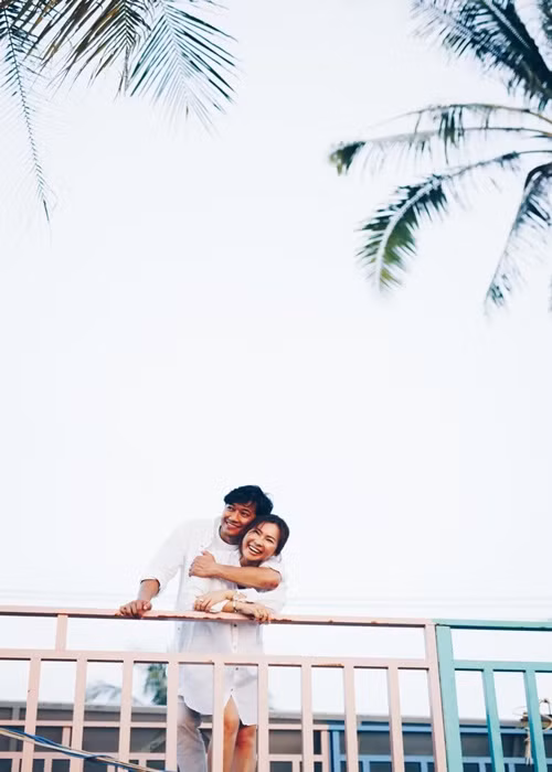 Doanh nhân Ngọc Tiền dường như đang ấp ủ kế hoạch sinh con khi làm thơ tặng chồng có câu kết: "Quyết có em bé, em bồng, anh chăm".