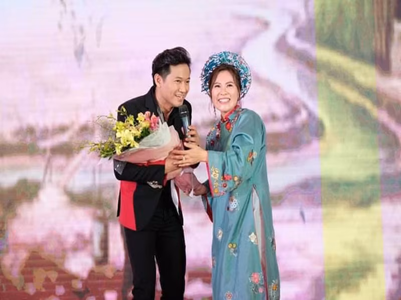 Cặp đôi tươi rói bên nhau trong lần đầu tiên chạm mặt.