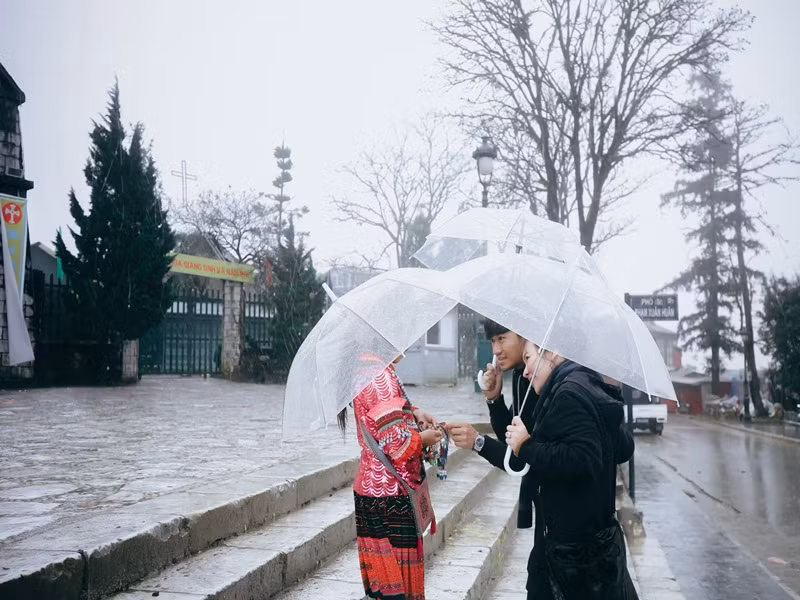 Cặp đôi tổ chức đám cưới vào hồi tháng 12/2020. Trước đó, Quý Bình và vợ hẹn hò bí mật khoảng 3 năm.