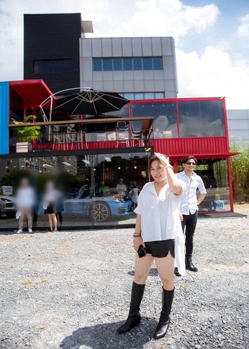 Sau khi kết hôn, Quý Bình và Ngọc Tiền thoải mái chia sẻ đời sống hôn nhân từ việc xuất hiện trước công chúng đến tương tác trên trang cá nhân mỗi khi đối phương chia sẻ.