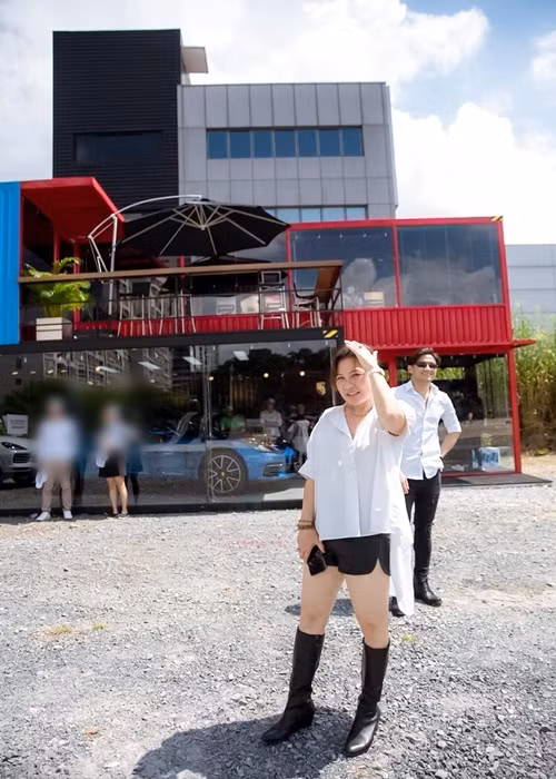 Sau khi kết hôn, Quý Bình và Ngọc Tiền thoải mái chia sẻ đời sống hôn nhân từ việc xuất hiện trước công chúng đến tương tác trên trang cá nhân mỗi khi đối phương chia sẻ.