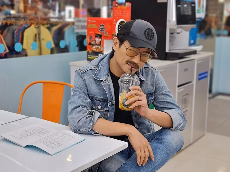 Bà xã đại gia của Quý Bình viết: "Bạn hóa trang ơi, sao không hóa trang cho râu che cái đồng tiền luôn. Ganh tỵ ghê, anh có má lúm đồng tiền".