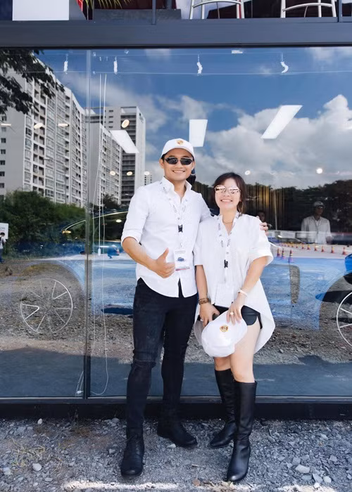 “Đứng phía trước tạo dáng cũng không được anh ấy dòm ngó, đi ra phía sau tạo dáng nhìn lén lén, gắng xếp hàng đứng cạnh bên cũng chưa được gì. Xin chụp hình chung, cái tay để lên vai, tối về mất ngủ, ước gì cái tay ấy có nam châm dính luôn. Hồi đó, sĩ diện lắm không nói ra mình thích anh mà giờ thấy tôi ngơ dễ sợ. Bạn - bạn một khoảng thời gian uổng ghê", bà xã Quý Bình viết.