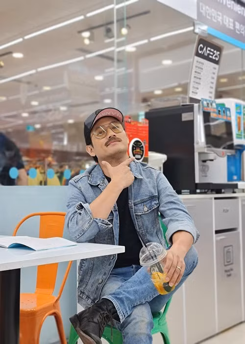 Quy Binh dang anh nhu ong chu, vo binh luan bat ngo