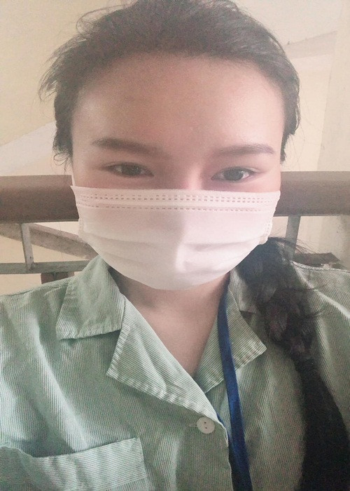 Từ một cô gái khoẻ mạnh chưa từng ốm đau ngày nào, nữ MC thậm chí phải ngồi xe lăn và thở bằng bình oxy. Sau cuộc phẫu thuật, cô phải điều trị hoá chất nhiều ngày.