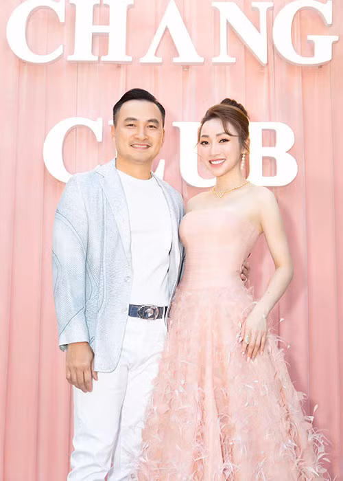 Sánh đôi bên Chi Bảo tại các sự kiện, Thùy Chang luôn thu hút sự chú ý nhờ nhan sắc như nàng hoa hậu.