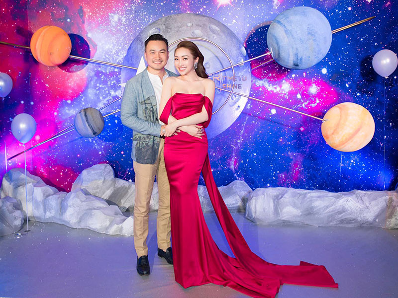 Nam diễn viên Chi Bảo tái hôn sau một thời gian hẹn hò với Lý Thùy Chang. Bà xã Chi Bảo không hoạt động nghệ thuật. Cô hiện là bà chủ một thẩm mỹ viện.