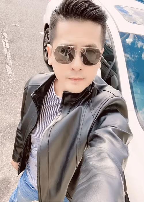 Hoàng Anh cũng chọn bán hàng online khi sang Mỹ định cư. Thời dịch bệnh và vướng ồn ào ly hôn, nam diễn viên vẫn đều đặn đăng bài bán hàng. Cách đây không lâu, Hoàng Anh than thở bị bom hàng.