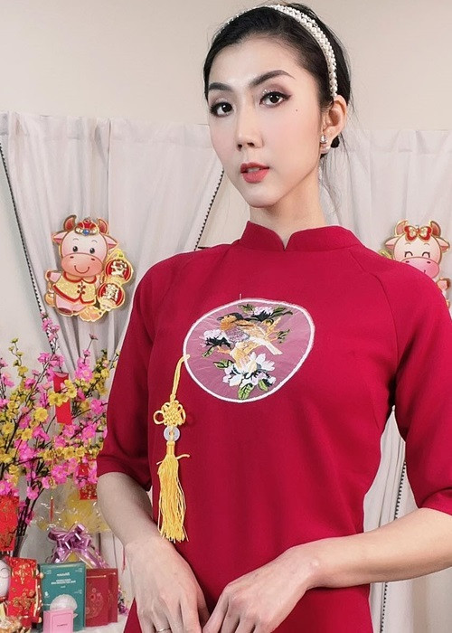 Chân dài buồn bã chia sẻ: "Ai cũng hồi hương về với gia đình. Thời điểm dịch bệnh ai cũng muốn bên cạnh gia đình, em một mình nơi xứ người chống dịch. Nhớ gia đình người thân nhưng con không về được”.