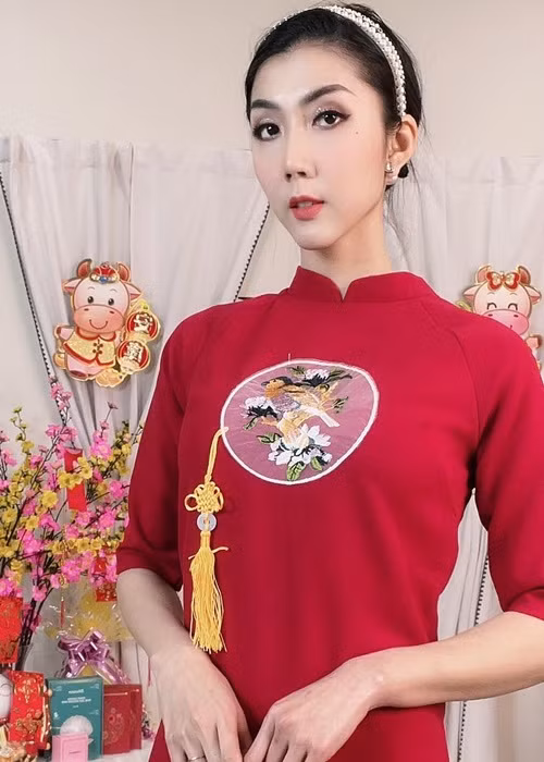 Chân dài buồn bã chia sẻ: "Ai cũng hồi hương về với gia đình. Thời điểm dịch bệnh ai cũng muốn bên cạnh gia đình, em một mình nơi xứ người chống dịch. Nhớ gia đình người thân nhưng con không về được”.