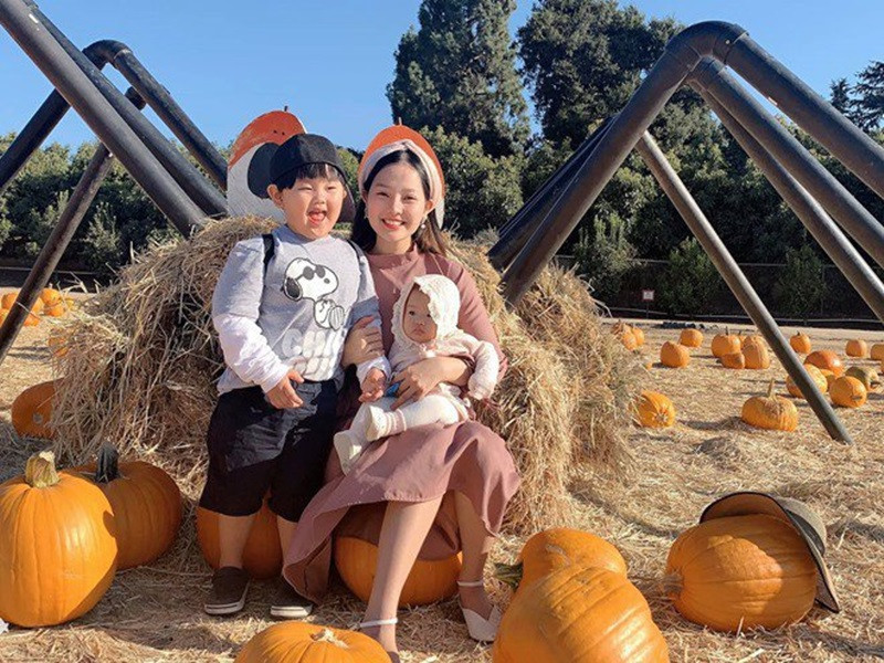 Trong thời gian ở nhà chăm con nhỏ, Khánh Hiền bán hàng online. Nữ diễn viên phim “Tôi thấy hoa vàng trên cỏ xanh” cho biết, bản thân là người năng động, chịu khó và không ngại khổ. Ảnh: Zing