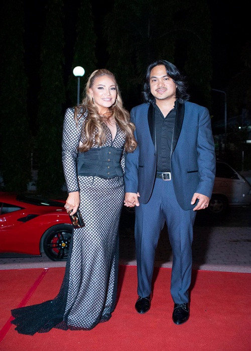 Giống Hoàng Yến, danh ca Thanh Hà cũng được trai trẻ kém chục tuổi vây quanh. Hiện tại, nữ ca sĩ sinh năm 1969 gắn bó với Roland - một chuyên viên âm thanh, người Philippines. Cả hai chênh nhau 12 tuổi. Trước khi đến với Roland, Thanh Hà từng qua 2 lần đò, có một cô con gái riêng.