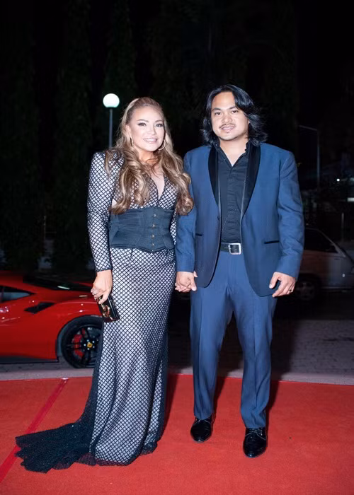 Giống Hoàng Yến, danh ca Thanh Hà cũng được trai trẻ kém chục tuổi vây quanh. Hiện tại, nữ ca sĩ sinh năm 1969 gắn bó với Roland - một chuyên viên âm thanh, người Philippines. Cả hai chênh nhau 12 tuổi. Trước khi đến với Roland, Thanh Hà từng qua 2 lần đò, có một cô con gái riêng.