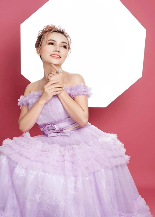 Dù đã ở độ tuổi U50, có 3 con và 4 lần đò nhưng "Cô Xuyến" Hoàng Yến vẫn hút trai trẻ nhờ nhan sắc mặn mà.