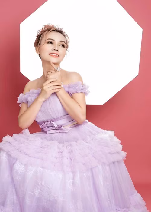 Dù đã ở độ tuổi U50, có 3 con và 4 lần đò nhưng "Cô Xuyến" Hoàng Yến vẫn hút trai trẻ nhờ nhan sắc mặn mà.