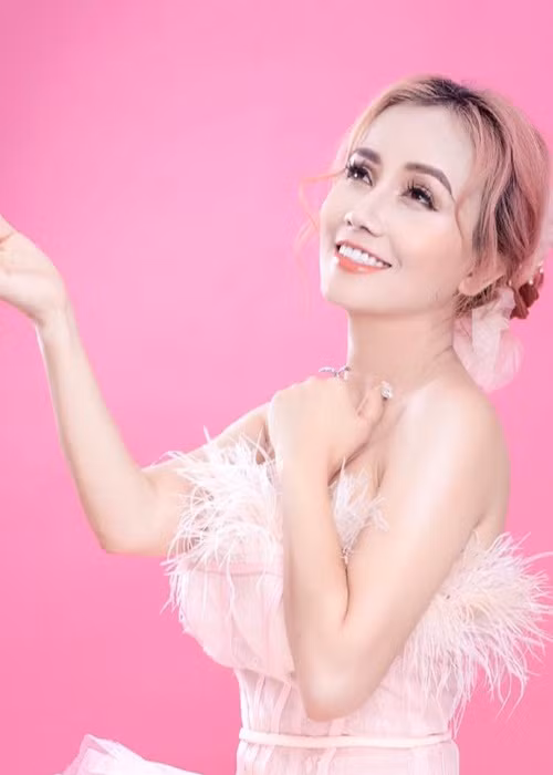 Cách đây không lâu, nữ diễn viên từng chia sẻ tin nhắn tán tỉnh của một chàng trai kém cô 24 tuổi.