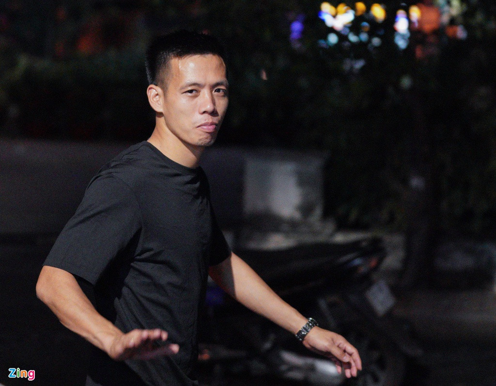 Văn Quyết cho thấy trách nhiệm của một người đội trưởng. Sau khi trận đấu kết thúc, anh nhanh chóng vào bệnh viện để hỏi thăm người đồng đội. Anh ra về lúc 22h48 ngày 23/3 để vệ sinh cá nhân, chuẩn bị đồ đạc. Lúc 0h15 ngày 24/3, Văn Quyết trở lại bệnh viện để chăm sóc Hùng Dũng trong lúc đợi Mộc Trinh đến.