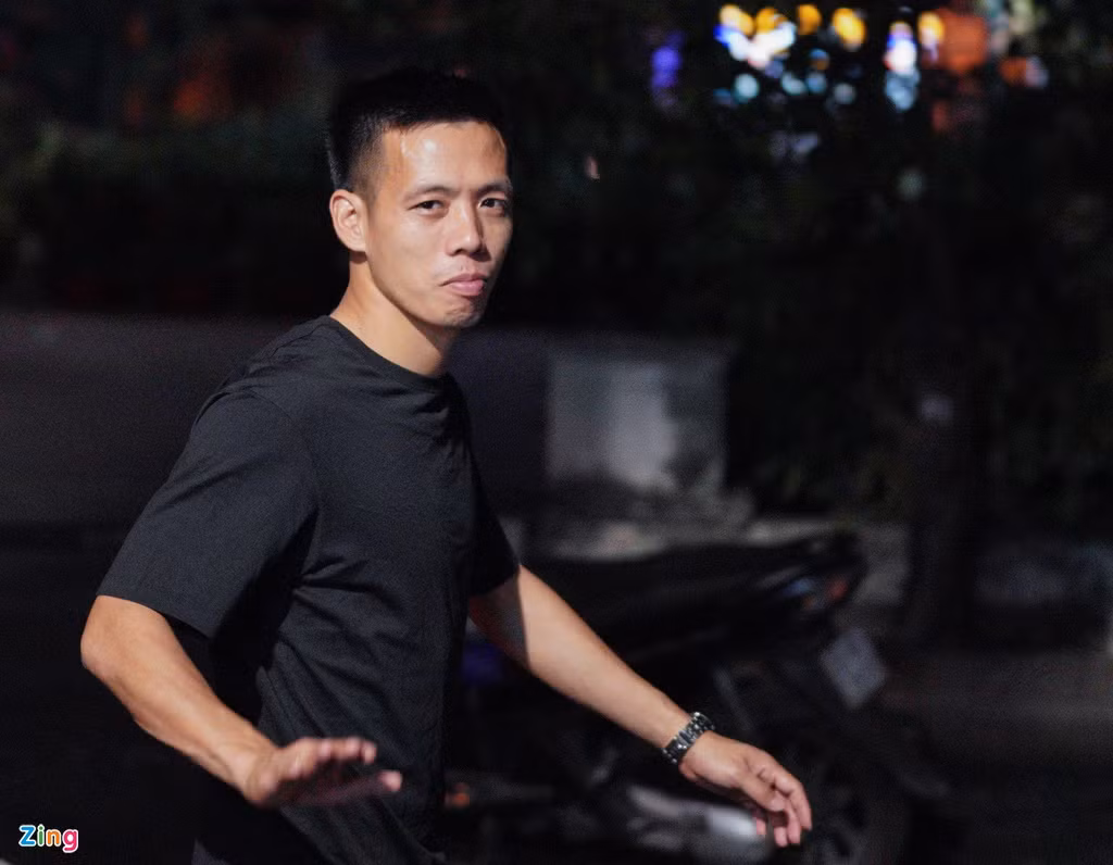 Văn Quyết cho thấy trách nhiệm của một người đội trưởng. Sau khi trận đấu kết thúc, anh nhanh chóng vào bệnh viện để hỏi thăm người đồng đội. Anh ra về lúc 22h48 ngày 23/3 để vệ sinh cá nhân, chuẩn bị đồ đạc. Lúc 0h15 ngày 24/3, Văn Quyết trở lại bệnh viện để chăm sóc Hùng Dũng trong lúc đợi Mộc Trinh đến.