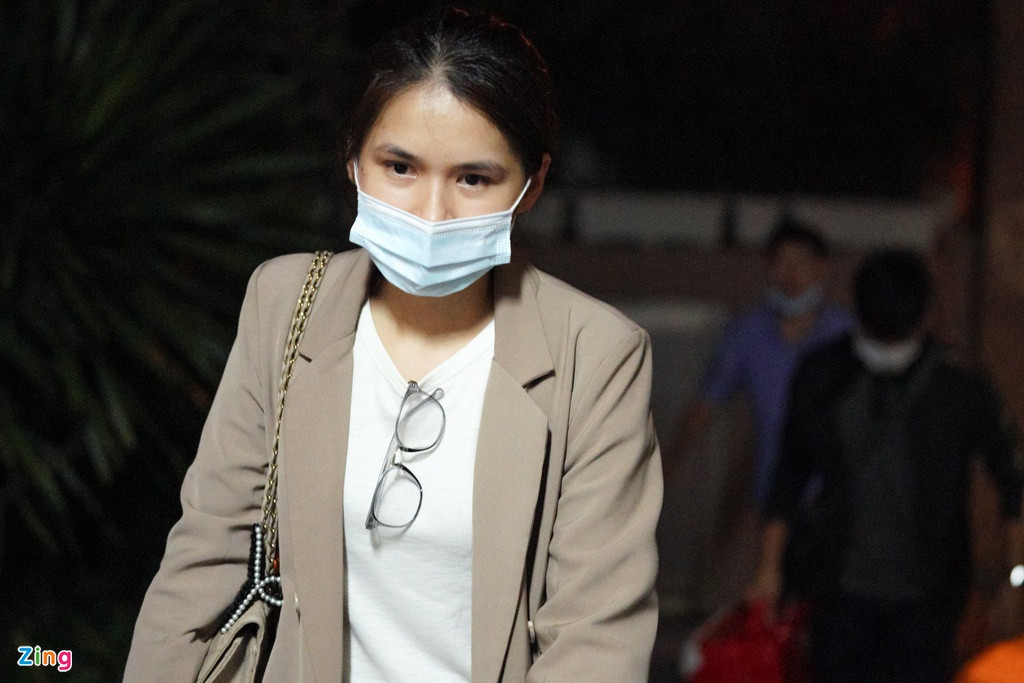 Có thể thấy rõ đôi mắt của Mộc Trinh đã đỏ hoe. Nàng WAGs này khóc nhiều khi Hùng Dũng dính chấn thương nghiêm trọng. Cô rất sốt sắng, mang theo cả hành lý vào bệnh viện.