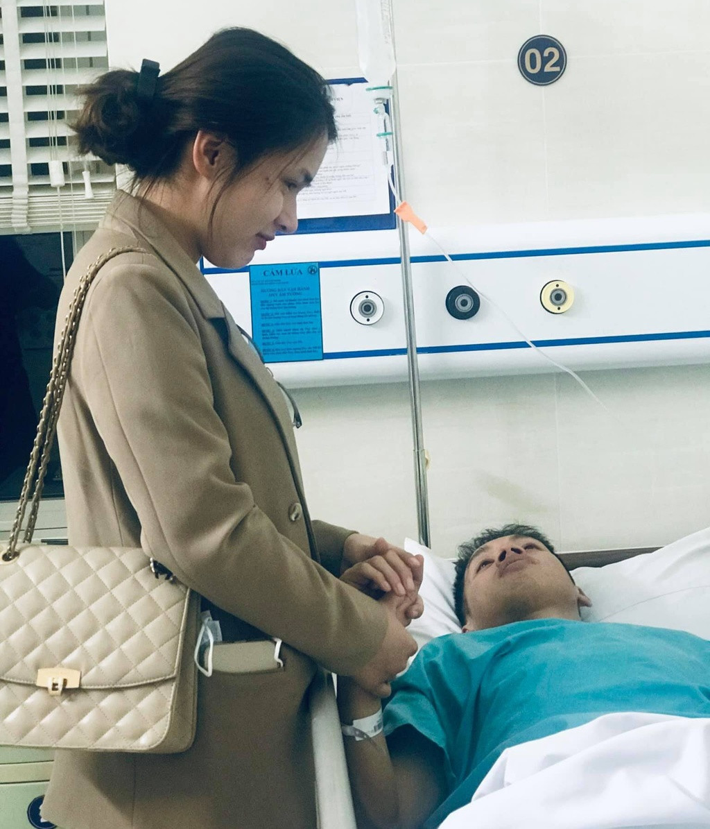 Mộc Trinh nhanh chóng đi vào phòng bệnh để chăm sóc Hùng Dũng. Trước đó, đội trưởng Văn Quyết là người trực tiếp làm nhiệm vụ này. Ảnh: Đại Cán.